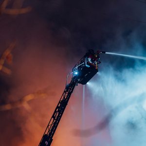 Großeinsatz am Reumannplatz: Brand in Innenhof löst Evakuierung aus