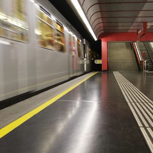 Schwerer Unfall in Wiener U-Bahn: Frau beim Einsteigen verletzt