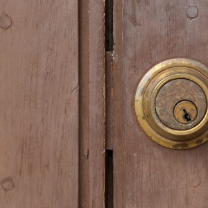 Einbruchsserie in Wien: Täter nutzen ätzende Flüssigkeit, um Wohnungstüren zu öffnen