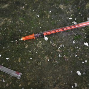 Nadelstich bei Bushaltestelle in Wien-Floridsdorf: Mann sticht Frau mit Spritze und droht mit Gift