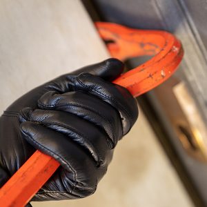 Einbruchsversuche in Mehrparteienhaus in Wien-Favoriten: Frau mit Einbruchswerkzeug festgenommen