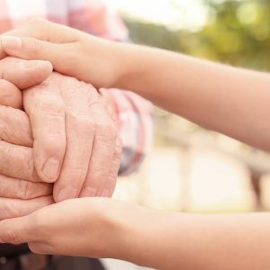Schüler schützen Senioren: Neues Projekt bringt Generationen gegen Cyberbetrug zusammen
