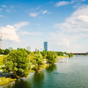 Zeugenaufruf: Unbekannter spricht 9-jähriges Mädchen im Donaupark an und hält sie fest